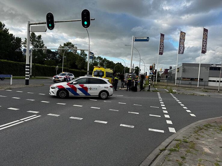 Aanrijding tussen fietser en bestelbusje op Westenholterallee