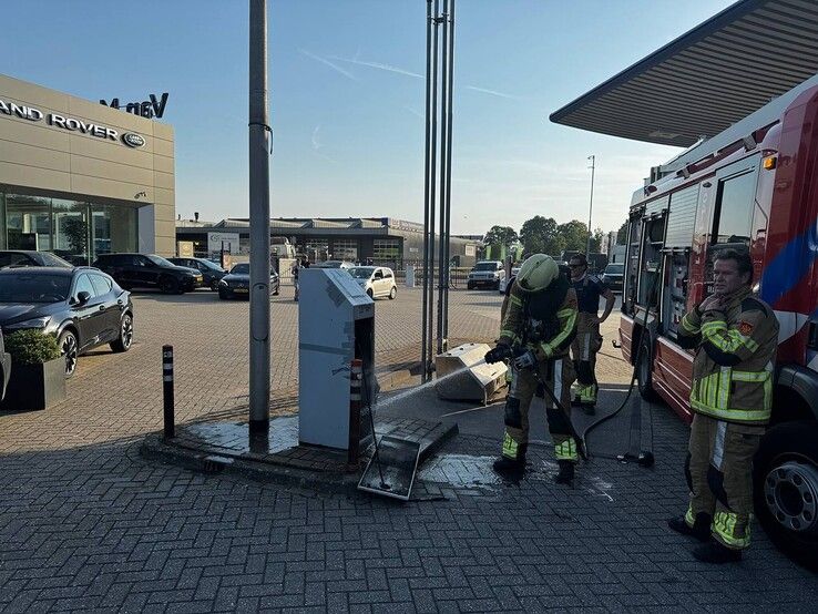Brand in stalen kast bij tankstation in Zwolle