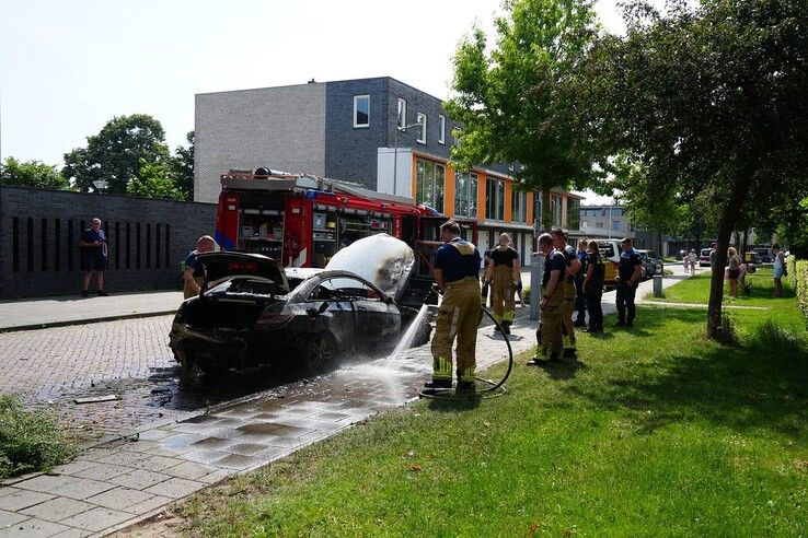 Auto volledig uitgebrand aan Handellaan in Zwolle