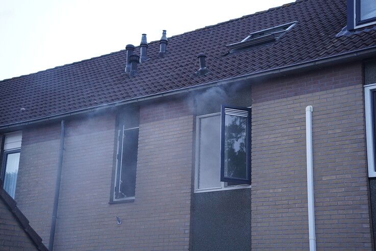 Brandweer blust woningbrand aan de Walstroweg in Zwolle