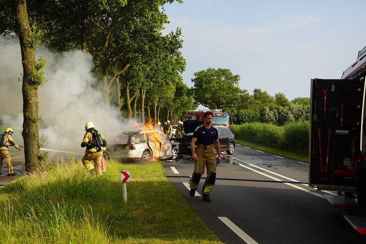 Dodelijke botsing op N337 bij Wijhe: omstanders halen slachtoffer uit brandende auto