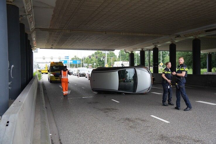 Eenzijdig ongeval op Ceintuurbaan in Zwolle: auto belandt op zijkant