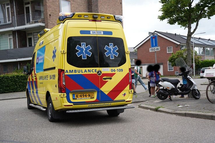 Scooterrijder gewond na aanrijding met pakketbezorger in Zwolle