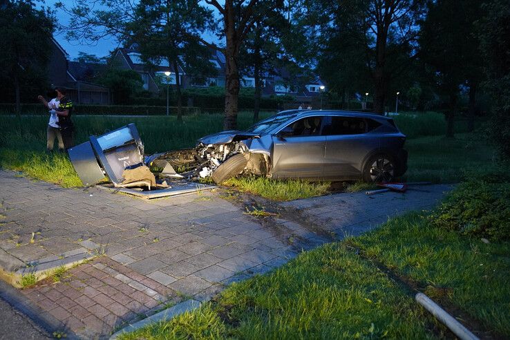 Automobilist verliest controle en botst tegen ondergrondse container in Zwolle