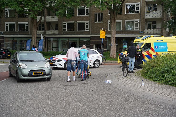 Fietsster gewond bij aanrijding op rotonde Wipstrikkerallee in Zwolle