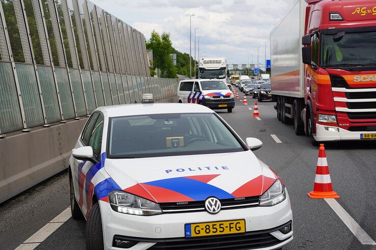 File op A28 bij Zwolle na aanrijding tussen auto en vrachtwagen