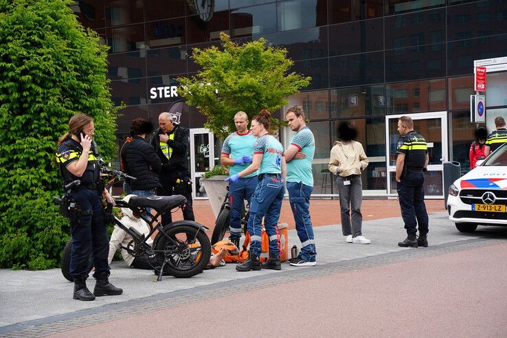 Fatbikebezorger naar ziekenhuis na aanrijding op Lubeckplein