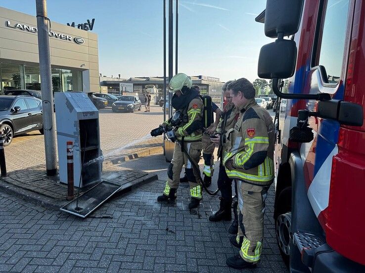 Brand in stalen kast bij tankstation in Zwolle