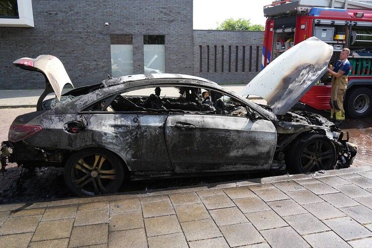 Auto volledig uitgebrand aan Handellaan in Zwolle