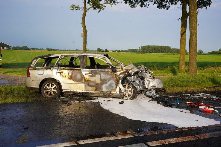 Dodelijke botsing op N337 bij Wijhe: omstanders halen slachtoffer uit brandende auto