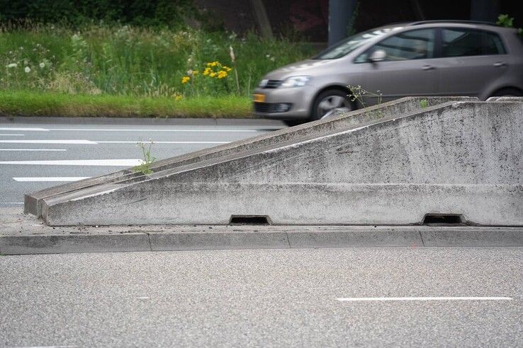 Eenzijdig ongeval op Ceintuurbaan in Zwolle: auto belandt op zijkant