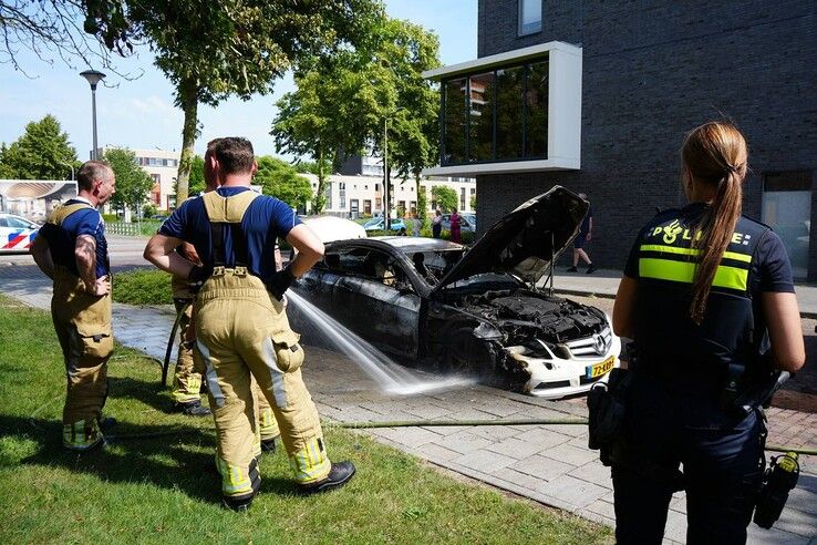 Auto volledig uitgebrand aan Handellaan in Zwolle