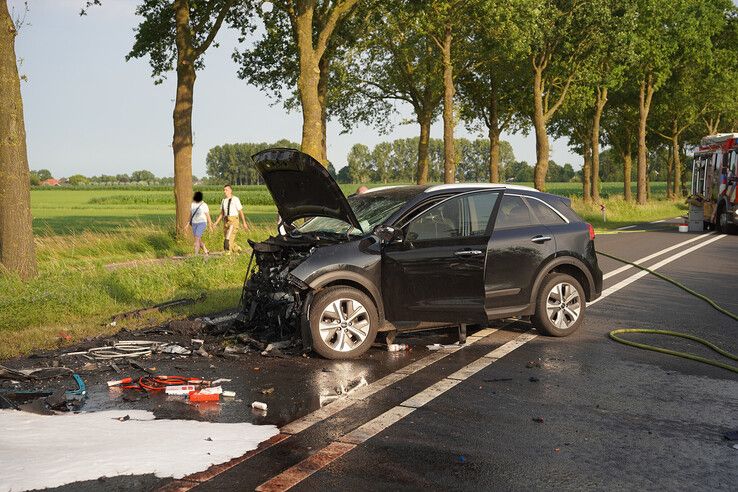 Dodelijke botsing op N337 bij Wijhe: omstanders halen slachtoffer uit brandende auto