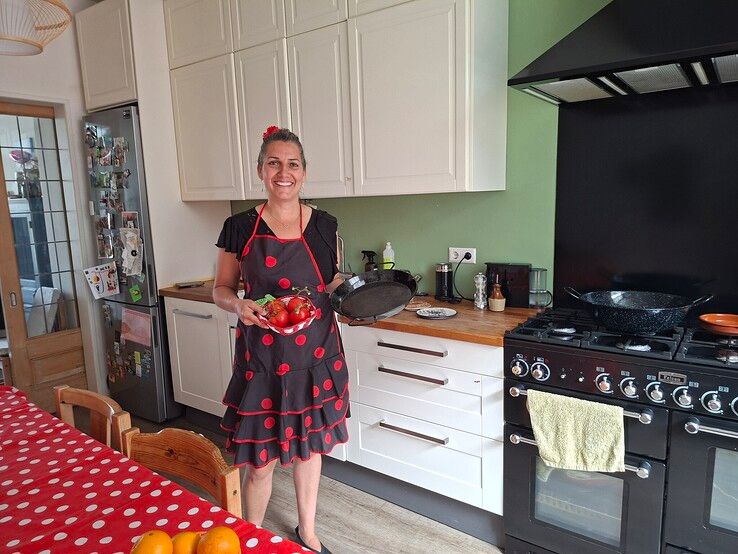 Carolina’s paella brengt Spanje naar Assendorp: “Koken is voor mij therapeutisch’’