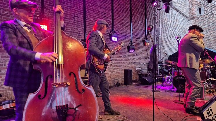 Swingen bij oude stadsmuur Zwolle tijdens Blues aan de Kade