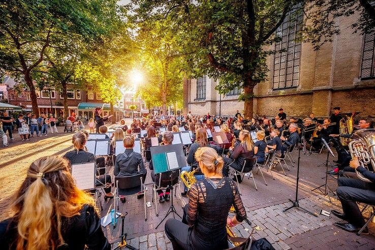 De Bazuin sluit seizoen af met zomerconcert op Grote Kerkplein