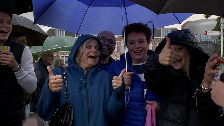 Doorweekt maar dolblij: Avond4Daagse eindigt in regen én feest