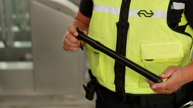 Eerste NS-boa Zwolle start dienst met korte wapenstok