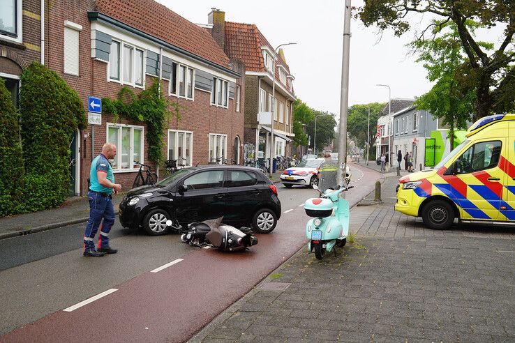 Scooterrijder gewond bij aanrijding met auto in Zwolle