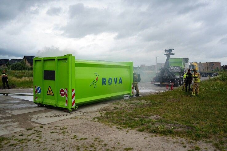 Oudpapiercontainer op ROVA-vrachtwagen in brand aan Beukelaarpad in Zwolle