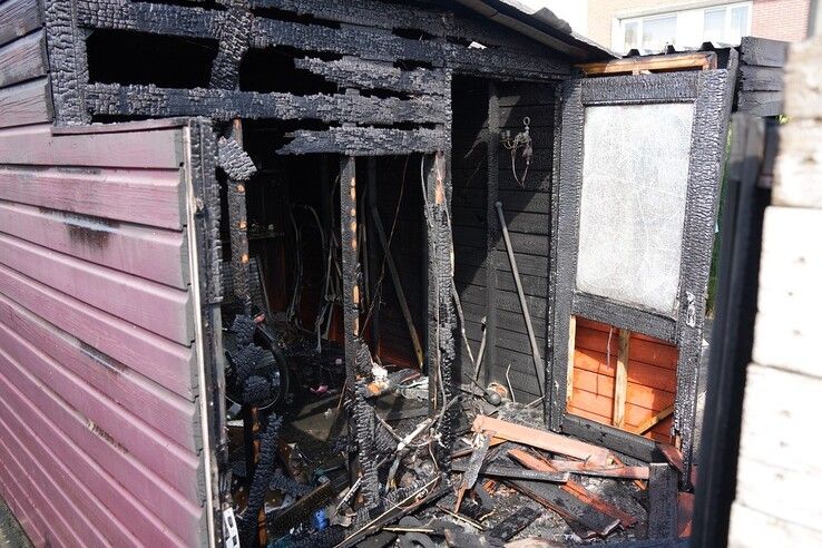 Schuur brandt volledig uit na brand in container