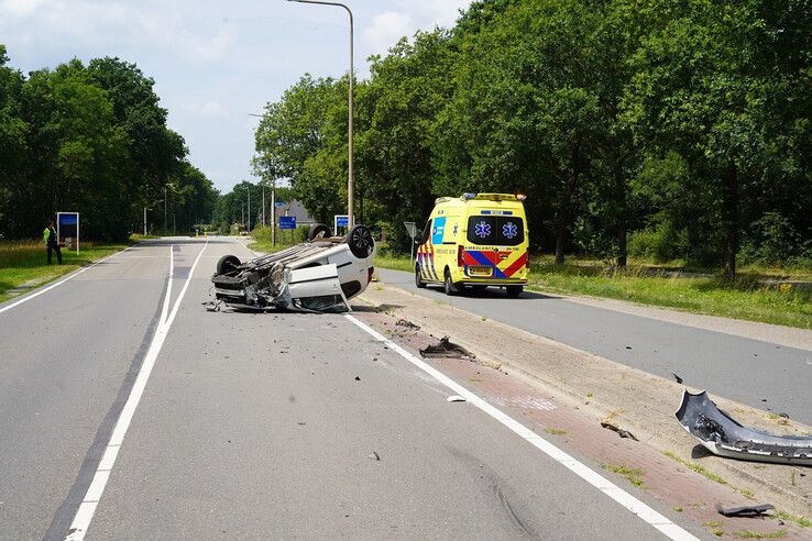 Auto slaat over de kop na botsing met lantaarnpaal