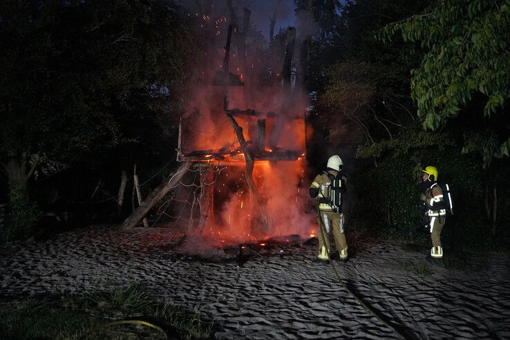 Speeltoestel volledig verwoest door brand op speelweide