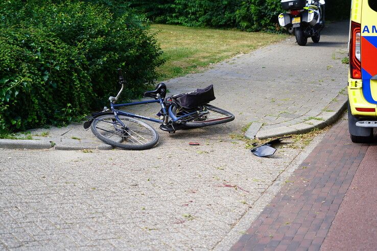 Fietser naar ziekenhuis na aanrijding; bestuurder van witte BMW rijdt door