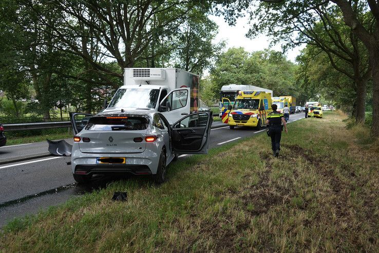 Frontale aanrijding op N35 bij Raalte: één bestuurder naar ziekenhuis, weg tijdelijk volledig afgesloten