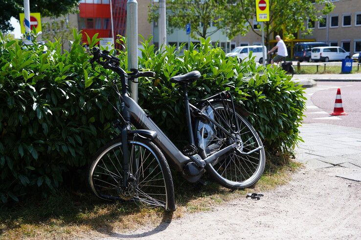 Fietser gewond bij aanrijding met auto op Dokter van Thienenweg