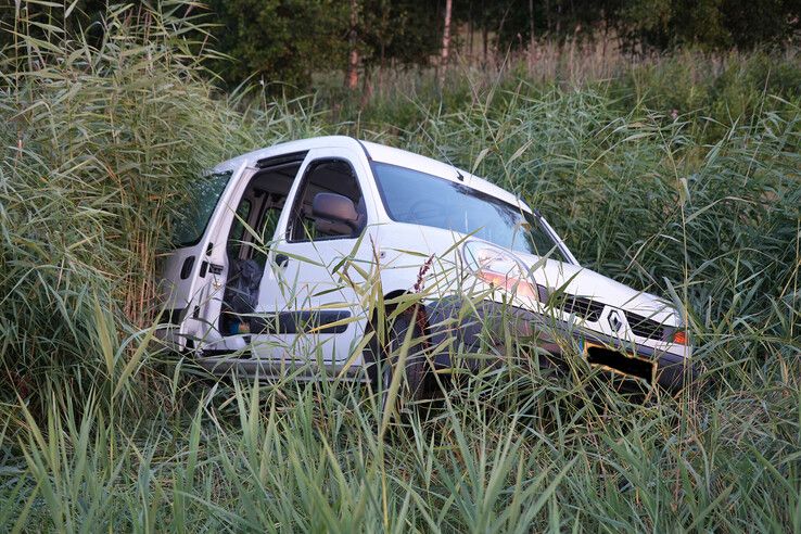 Auto raakt uit de bocht en belandt in sloot