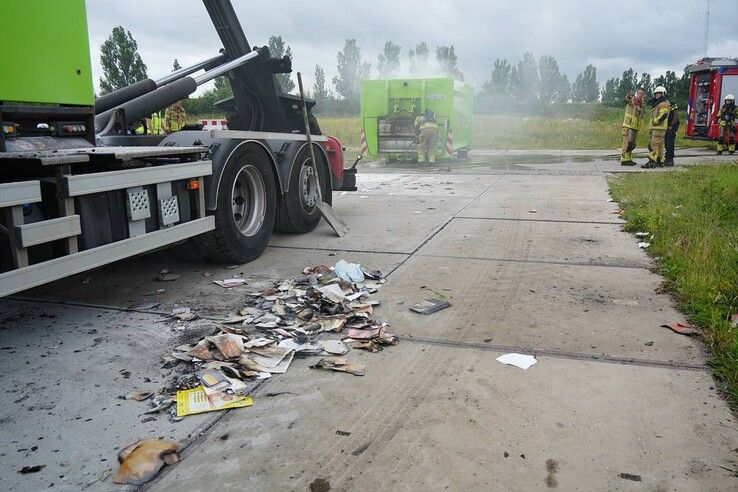 Oudpapiercontainer op ROVA-vrachtwagen in brand aan Beukelaarpad in Zwolle
