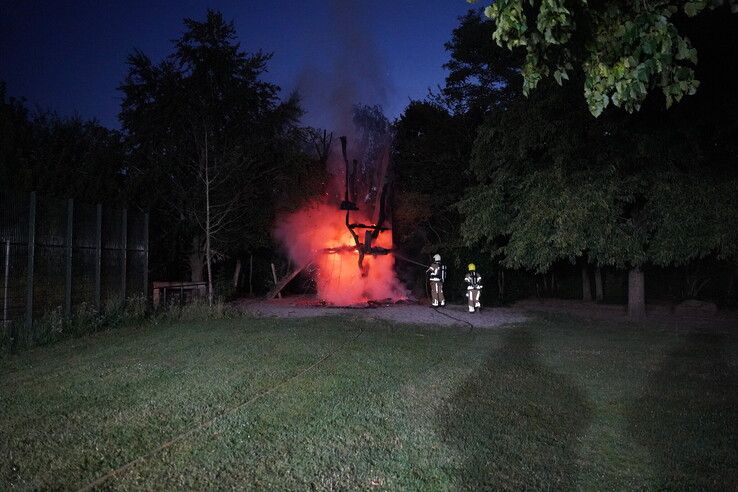 Speeltoestel volledig verwoest door brand op speelweide