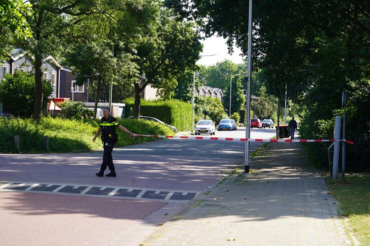 Fietser naar ziekenhuis na aanrijding; bestuurder van witte BMW rijdt door