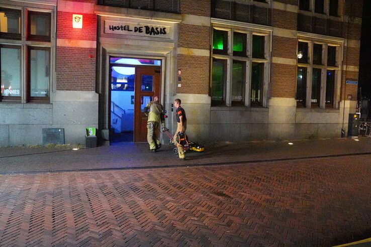 Brand in keuken van hostel De Basis zorgt voor ontruiming