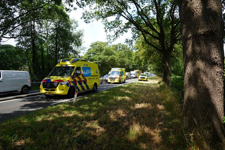 Frontale aanrijding op N35 bij Raalte: één bestuurder naar ziekenhuis, weg tijdelijk volledig afgesloten
