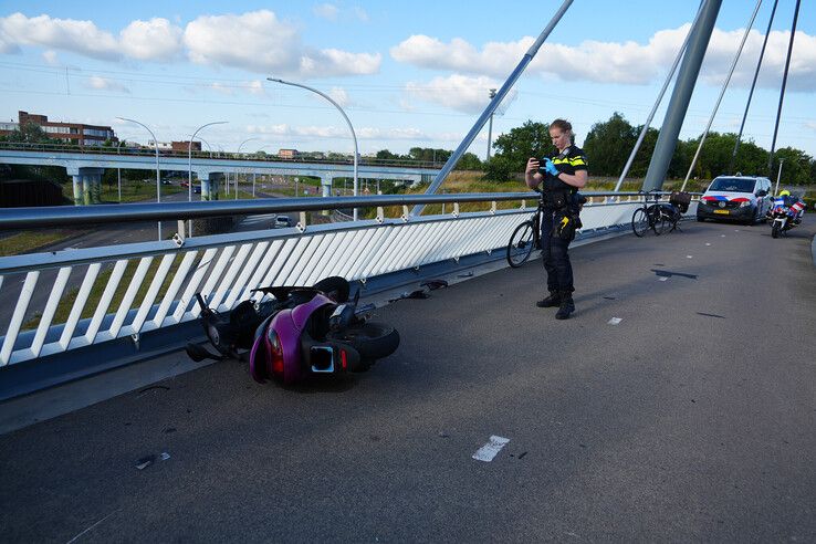 Twee gewonden na botsing tussen scooterrijders op fietsbrug aan het Kamperpad