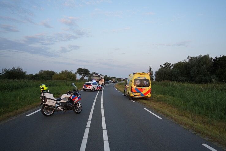Auto raakt uit de bocht en belandt in sloot