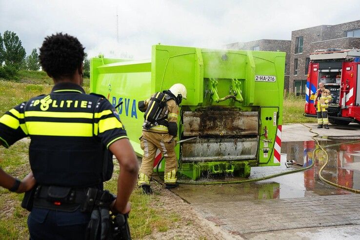 Oudpapiercontainer op ROVA-vrachtwagen in brand aan Beukelaarpad in Zwolle