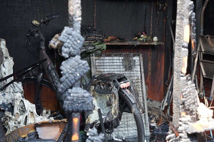 Schuur brandt volledig uit na brand in container
