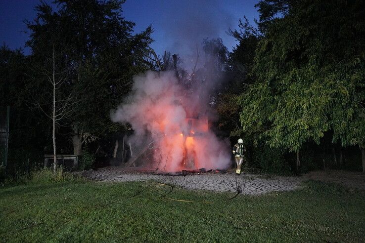Speeltoestel volledig verwoest door brand op speelweide