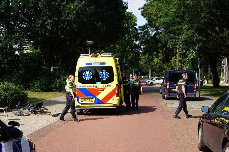 Fietser naar ziekenhuis na aanrijding; bestuurder van witte BMW rijdt door