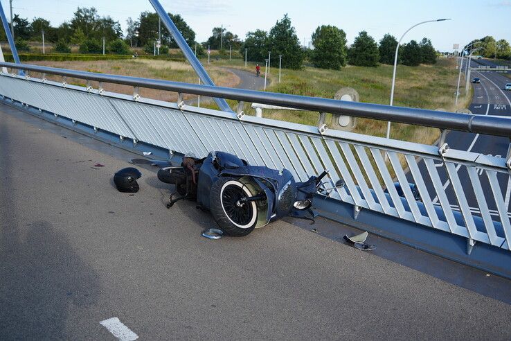 Twee gewonden na botsing tussen scooterrijders op fietsbrug aan het Kamperpad