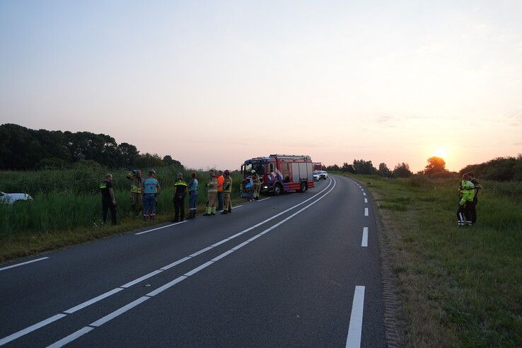 Auto raakt uit de bocht en belandt in sloot
