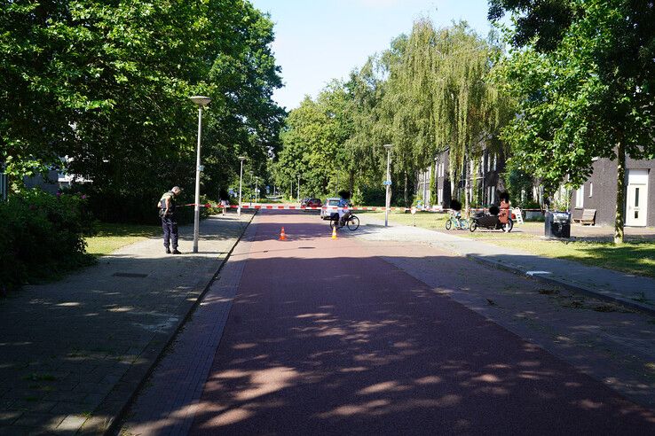 Fietser naar ziekenhuis na aanrijding; bestuurder van witte BMW rijdt door