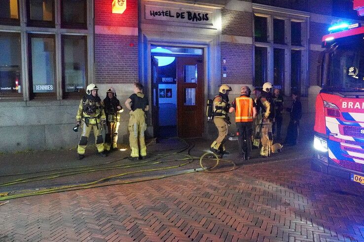 Brand in keuken van hostel De Basis zorgt voor ontruiming