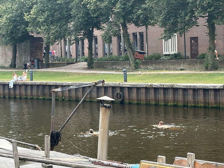 Zwemmers trekken bekijks in Zwolse Thorbeckegracht