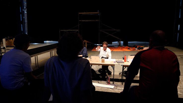 Van treinremise naar spookdorp: De Rode Hal decor voor theaterhit De Beesten