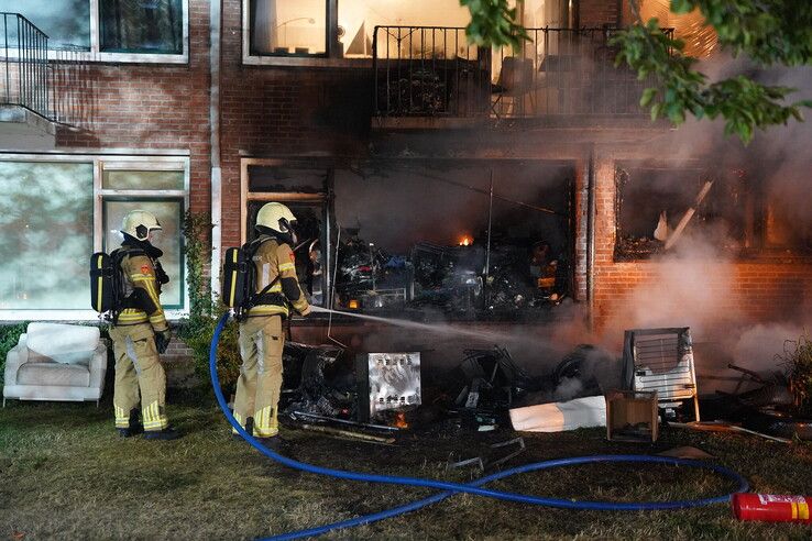 Twaalf woningen ontruimd na grote woningbrand