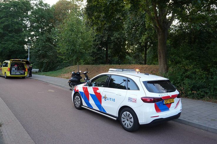 Scooterrijders komen ten val na losraken windscherm